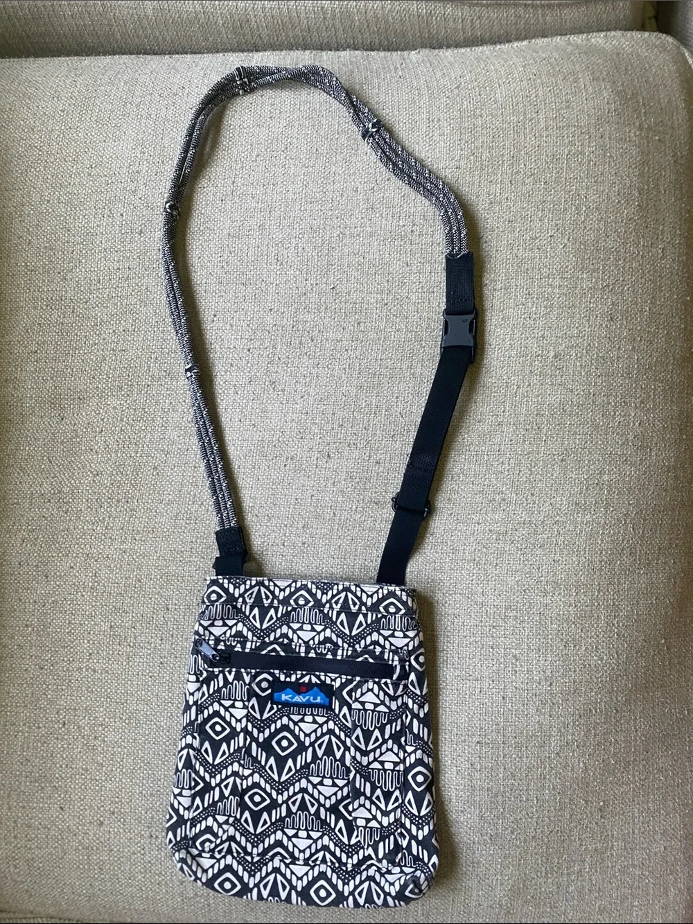 Kavu Black & White Geo Crossbody Pouch